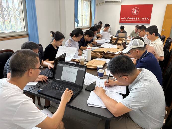 一群人在看电脑AI 生成的内容可能不正确。